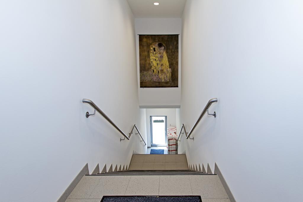 Carl Apartment *